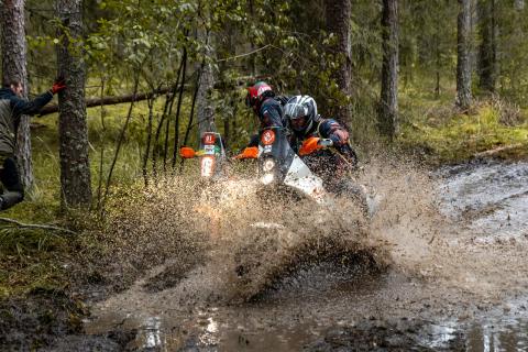 Mootorrattur läbib veega täitunud metsarada – Alakonnu Ralli 2025