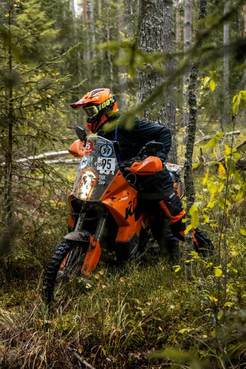 Mootorrattur läbib veega täitunud metsarada – Alakonnu Ralli 2025