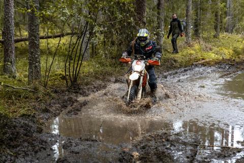 Mootorrattur läbib veega täitunud metsarada – Alakonnu Ralli 2025