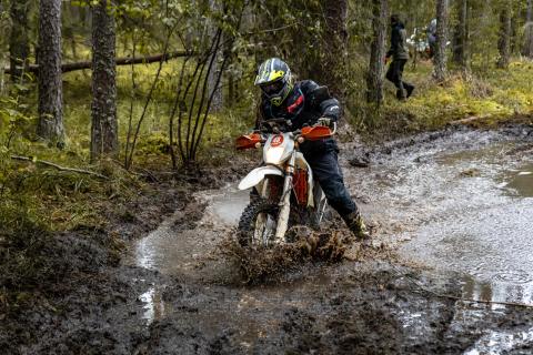 Mootorrattur läbib veega täitunud metsarada – Alakonnu Ralli 2025