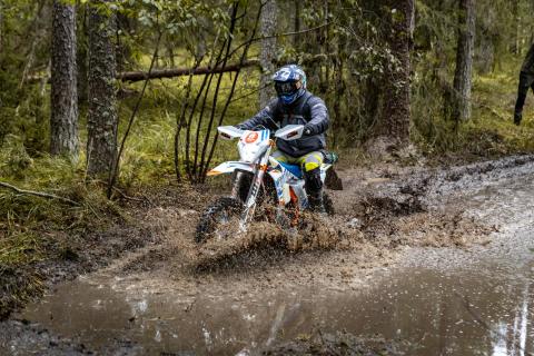 Mootorrattur läbib veega täitunud metsarada – Alakonnu Ralli 2025