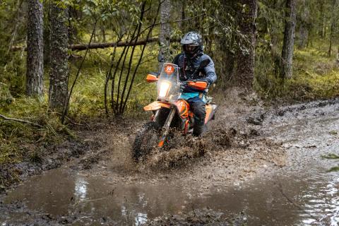 Mootorrattur läbib veega täitunud metsarada – Alakonnu Ralli 2025