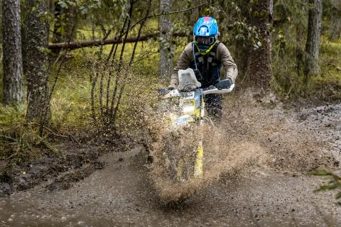 Mootorrattur läbib veega täitunud metsarada – Alakonnu Ralli 2025
