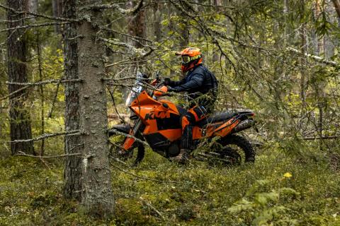 Mootorrattur läbib veega täitunud metsarada – Alakonnu Ralli 2025