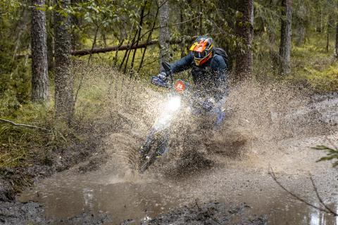 Mootorrattur läbib veega täitunud metsarada – Alakonnu Ralli 2025