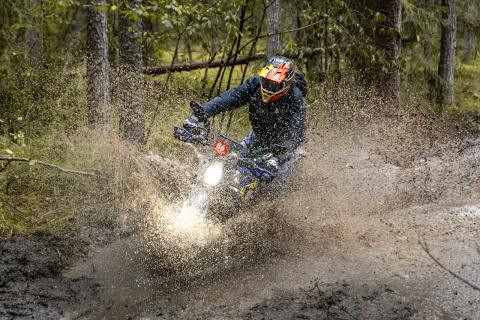 Mootorrattur läbib veega täitunud metsarada – Alakonnu Ralli 2025