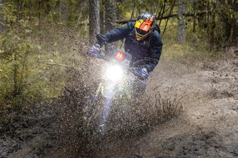 Mootorrattur läbib veega täitunud metsarada – Alakonnu Ralli 2025