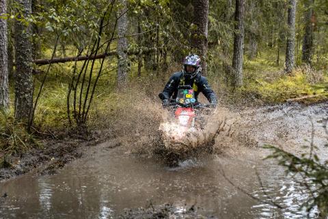 Mootorrattur läbib veega täitunud metsarada – Alakonnu Ralli 2025