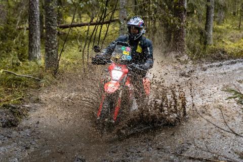 Mootorrattur läbib veega täitunud metsarada – Alakonnu Ralli 2025