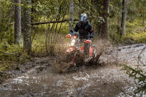 Mootorrattur läbib veega täitunud metsarada – Alakonnu Ralli 2025