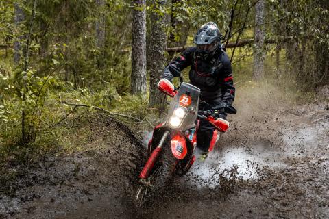 Mootorrattur läbib veega täitunud metsarada – Alakonnu Ralli 2025