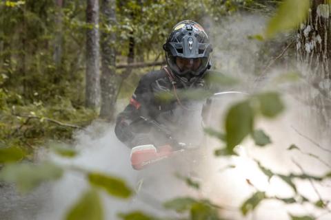 Mootorrattur läbib veega täitunud metsarada – Alakonnu Ralli 2025