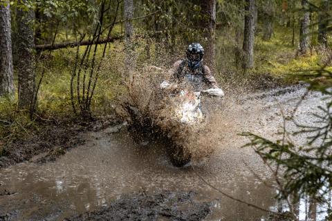 Mootorrattur läbib veega täitunud metsarada – Alakonnu Ralli 2025