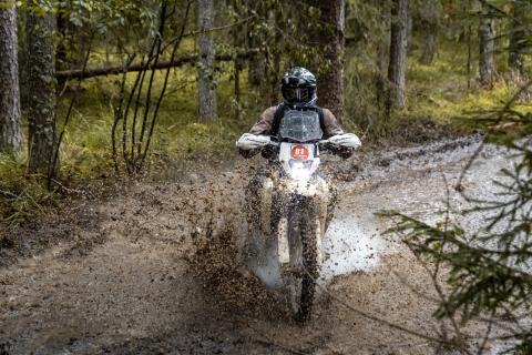 Mootorrattur läbib veega täitunud metsarada – Alakonnu Ralli 2025