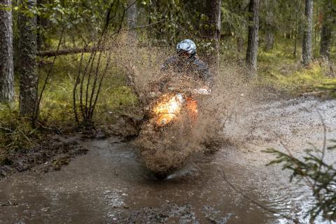 Mootorrattur läbib veega täitunud metsarada – Alakonnu Ralli 2025