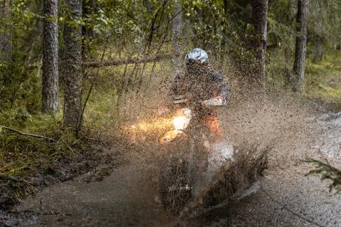 Mootorrattur läbib veega täitunud metsarada – Alakonnu Ralli 2025