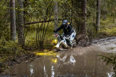 Mootorrattur läbib veega täitunud metsarada – Alakonnu Ralli 2025