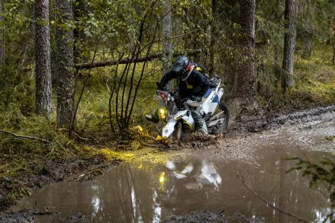 Mootorrattur läbib veega täitunud metsarada – Alakonnu Ralli 2025