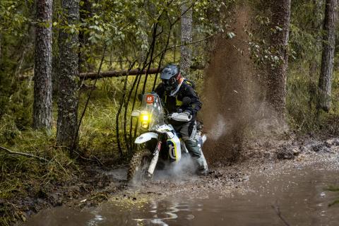Mootorrattur läbib veega täitunud metsarada – Alakonnu Ralli 2025