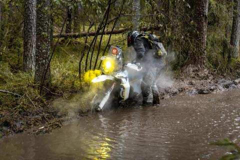 Mootorrattur läbib veega täitunud metsarada – Alakonnu Ralli 2025