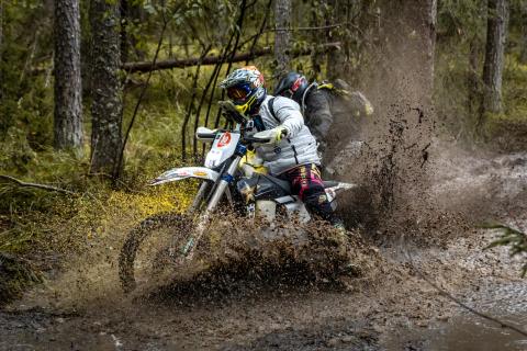 Mootorrattur läbib veega täitunud metsarada – Alakonnu Ralli 2025