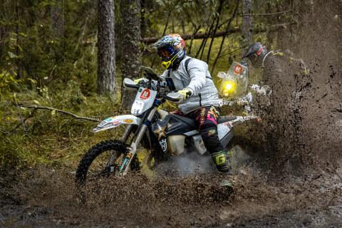 Mootorrattur läbib veega täitunud metsarada – Alakonnu Ralli 2025