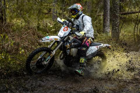 Mootorrattur läbib veega täitunud metsarada – Alakonnu Ralli 2025