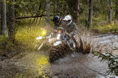 Mootorrattur läbib veega täitunud metsarada – Alakonnu Ralli 2025