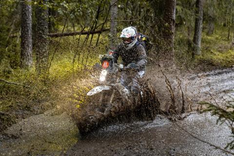 Mootorrattur läbib veega täitunud metsarada – Alakonnu Ralli 2025