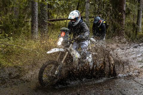 Mootorrattur läbib veega täitunud metsarada – Alakonnu Ralli 2025