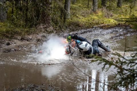 Mootorrattur läbib veega täitunud metsarada – Alakonnu Ralli 2025