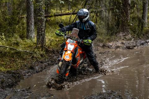 Mootorrattur läbib veega täitunud metsarada – Alakonnu Ralli 2025