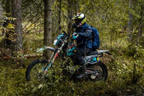 Mootorrattur läbib veega täitunud metsarada – Alakonnu Ralli 2025
