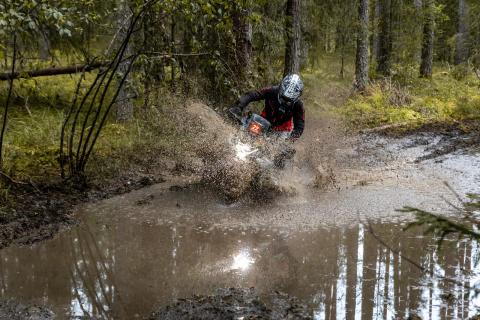 Mootorrattur läbib veega täitunud metsarada – Alakonnu Ralli 2025