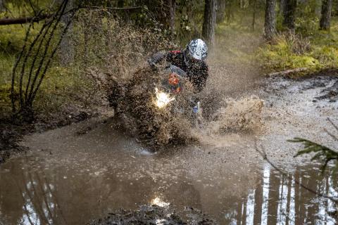 Mootorrattur läbib veega täitunud metsarada – Alakonnu Ralli 2025