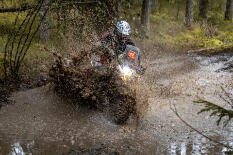 Mootorrattur läbib veega täitunud metsarada – Alakonnu Ralli 2025