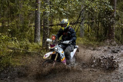 Mootorrattur läbib veega täitunud metsarada – Alakonnu Ralli 2025