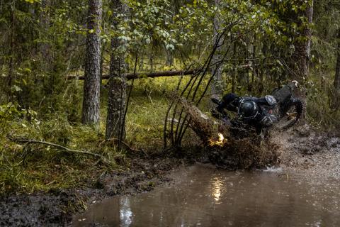 Mootorrattur läbib veega täitunud metsarada – Alakonnu Ralli 2025