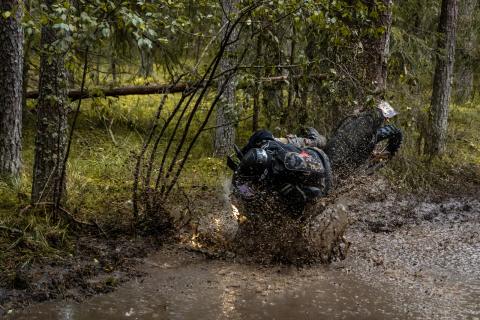 Mootorrattur läbib veega täitunud metsarada – Alakonnu Ralli 2025
