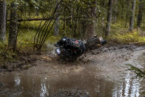 Mootorrattur läbib veega täitunud metsarada – Alakonnu Ralli 2025