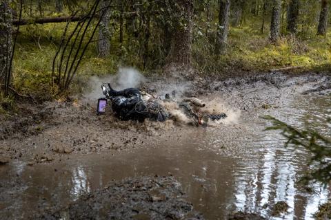 Mootorrattur läbib veega täitunud metsarada – Alakonnu Ralli 2025