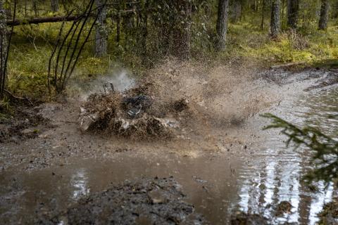 Mootorrattur läbib veega täitunud metsarada – Alakonnu Ralli 2025