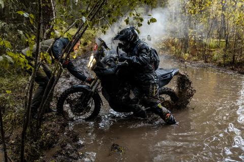 Mootorrattur läbib veega täitunud metsarada – Alakonnu Ralli 2025