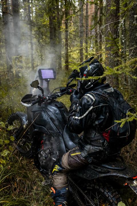 Mootorrattur läbib veega täitunud metsarada – Alakonnu Ralli 2025