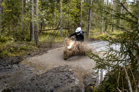 Mootorrattur läbib veega täitunud metsarada – Alakonnu Ralli 2025