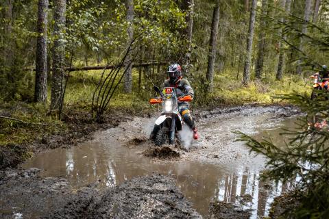 Mootorrattur läbib veega täitunud metsarada – Alakonnu Ralli 2025
