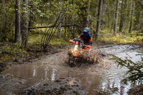 Mootorrattur läbib veega täitunud metsarada – Alakonnu Ralli 2025