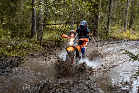 Mootorrattur läbib veega täitunud metsarada – Alakonnu Ralli 2025