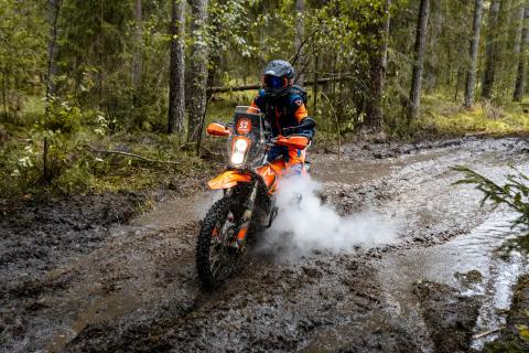 Mootorrattur läbib veega täitunud metsarada – Alakonnu Ralli 2025