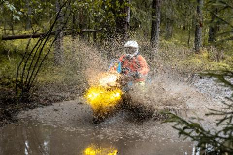 Mootorrattur läbib veega täitunud metsarada – Alakonnu Ralli 2025
